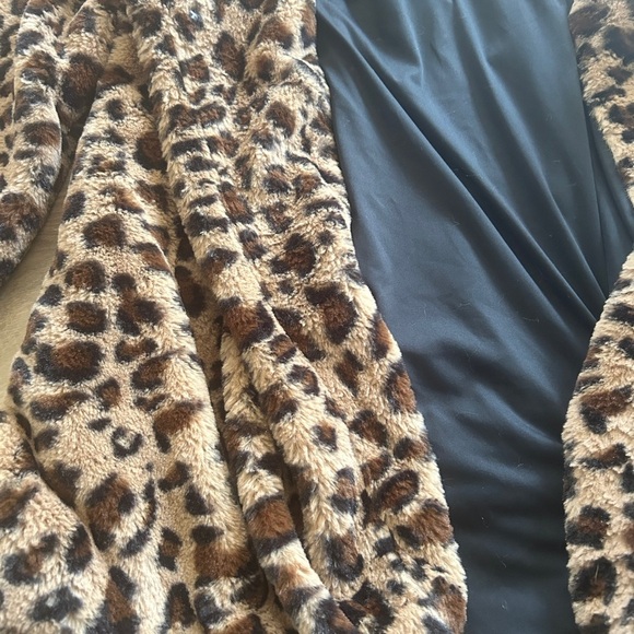 Fluffy leopard jacket - Picture 2 of 5